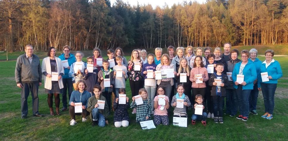 Mächtig ins Zeug gelegt haben sich 51 Sportler, die damit ihr Sportabzeichen erhielten. Foto: eb