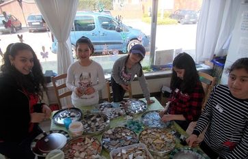 Mit viel Spaß fertigten die Kinder des Stadtteilladens ihre eigene Mosaike her und verschönerten damit die Wände. Foto: eb