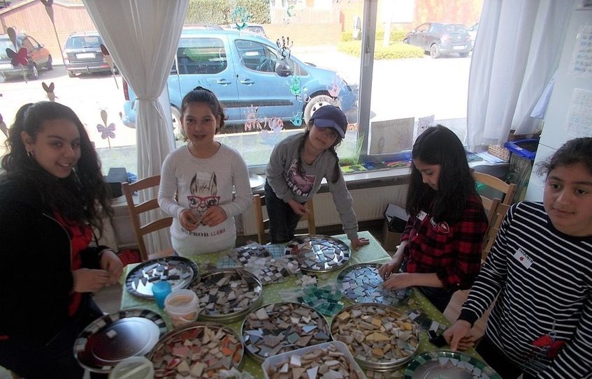 Mit viel Spaß fertigten die Kinder des Stadtteilladens ihre eigene Mosaike her und verschönerten damit die Wände. Foto: eb