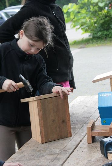 An diesem Sonntag können die Kinder unter Anleitung Brutkästen bauen. Foto: Steiner