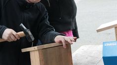 An diesem Sonntag können die Kinder unter Anleitung Brutkästen bauen. Foto: Steiner