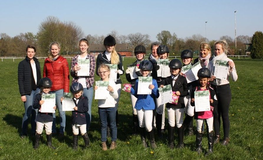 Teilnehmer: Leni Sophie Stelljes (RA10), Nele Seecamp (RA6), Sina Lager (RA6 und Basispass), Aline Petko (RA5 u. Basispass), Lara Kollasch (RA5 und Basispass), Julia Reincke (RA4), Louisa Marie Stelljes (LA5), Jo-Philis Gerasch (LA5), Kim Christina Maria Johannsen (Basispass), Emilia Stelljes (Basispass), Rianna Amber Bennet (Basispass), Annika Lütjen-Wellner (Basispass).  Foto: eb