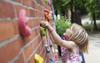 Den ganzen Tag ist für viel Bewegung gesorgt. An den verschiedenen Attraktionen können die Kids sich nach Herzenslust austoben. Foto: eb