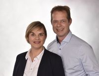 Susanne und Thomas Hübner, die zweite Generation der J. Hübner Glaserei e.K., feiern am 1. Mai zusammen mit dem Gründerehepaar  Karin und Jörg Hübner und ihren Angestellten 40 jähriges Jubiläum.  Foto: eb.