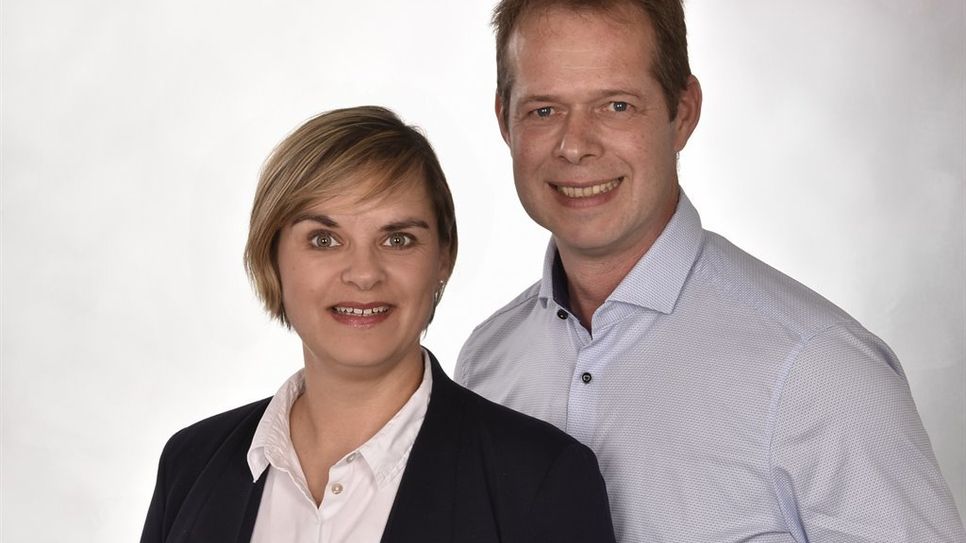 Susanne und Thomas Hübner, die zweite Generation der J. Hübner Glaserei e.K., feiern am 1. Mai zusammen mit dem Gründerehepaar  Karin und Jörg Hübner und ihren Angestellten 40 jähriges Jubiläum.  Foto: eb.