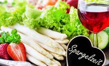 Ein leckeres und dazu sehr gesundes Gemüse. Jedes Jahr erfreut sich Spargel großer Beliebtheit und landet auf den Tellern der Gäste. Foto: Fotolia/PhotoSG