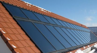 Die Solarthermie passt sich durch ihre hohe Flexibilität an nahezu alle denkbaren baulichen Gegebenheiten an, kann mit jedem Wärmeerzeuger kombiniert werden und eignet sich sowohl für den Neubau als auch die Nachrüstung. Foto: djd/BDH
