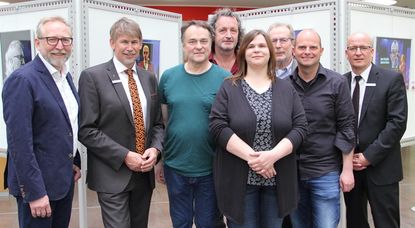 Viele kreative Köpfe sind nötig, um das Horizonte Festival Bremervörde auf die Beine zu stellen. Bei der offiziellen Eröffnung der Ausstellung zum diesjährigen Festival waren Arne Suter, Marco Tulodetzki, Peter Tesch, Andreas von Glahn, Nina Baucke, Burkhard Suter, Benjamin Bünning und Volker Stahmann (v.l.) anwesend.  Foto: ue