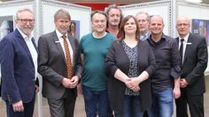 Viele kreative Köpfe sind nötig, um das Horizonte Festival Bremervörde auf die Beine zu stellen. Bei der offiziellen Eröffnung der Ausstellung zum diesjährigen Festival waren Arne Suter, Marco Tulodetzki, Peter Tesch, Andreas von Glahn, Nina Baucke, Burkhard Suter, Benjamin Bünning und Volker Stahmann (v.l.) anwesend.  Foto: ue