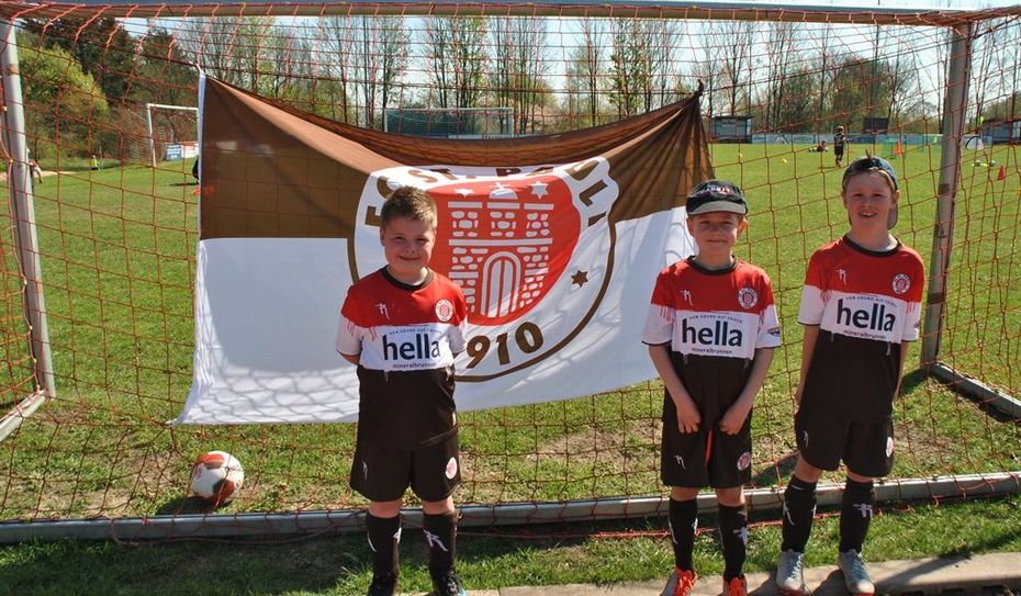Noel, Lennis und Matthis (v.l.) genossen drei Tage Dribbeln, Kicken und Schwitzen auf dem Fußballplatz in Lamstedt. Foto: dcl