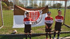 Noel, Lennis und Matthis (v.l.) genossen drei Tage Dribbeln, Kicken und Schwitzen auf dem Fußballplatz in Lamstedt. Foto: dcl