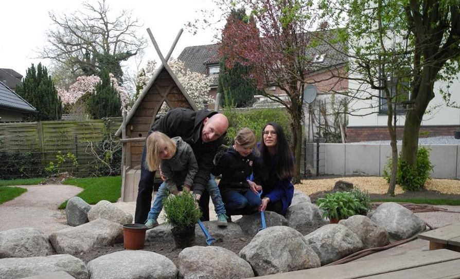 Fielmann-Niederlassungsleiterin Hanna  Hilpert (rechts) übergibt die Pflanzenspende an Charlotte, Antonia und Herrn Wölfert. Foto: eb