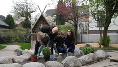 Fielmann-Niederlassungsleiterin Hanna  Hilpert (rechts) übergibt die Pflanzenspende an Charlotte, Antonia und Herrn Wölfert. Foto: eb