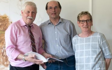 Klaus Sass (stellv. Bürgermeister), Gerhard Harbrecht (Hobbyfotograf) und Marlies Blume (Seniorenbegegnungsstätte) genossen den platteutschen Nachmttag in der Seniorenbegegnungsstätte.
Foto: eb