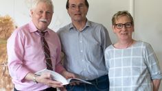 Klaus Sass (stellv. Bürgermeister), Gerhard Harbrecht (Hobbyfotograf) und Marlies Blume (Seniorenbegegnungsstätte) genossen den platteutschen Nachmttag in der Seniorenbegegnungsstätte.  
 Foto: eb