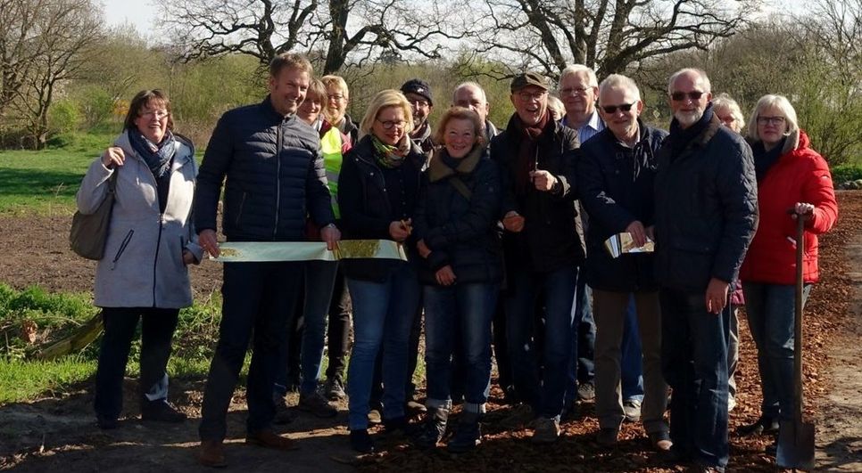 Raus aus der Monokultur - hin zur Artenvielfalt. Gemeinsames Projekt gegen das Insektensterben.   Engagierte Bürger, Beverstedter LandFrauen, Vertreter aus Politik und des Gewerbe-und Verschönerungsverein sind zur Eröffnung des Insekten-Kleinodes gekommen.  Foto: khe