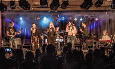 Auch dieses Jahr wird wieder die Scheune gerockt: Sechs junge Bands präsentieren ihr musikalisches Können auf dem All Beat Festival auf dem Gut Sandbeck. Foto: eb.