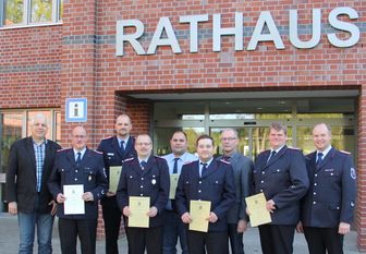 Im Beisein von Ordnungsamtsleiter Andreas Koy (l.) und Gemeindebrandmeister Marco Hastedt (rechts) ernannte Gemeindedirektor Gerhard Kahrs (3.v.r.) Rainer Schnakenberg, Stefan Meier, Frank Meiners, Carsten Janders, Marcel Grütthusen und Frank Tomforde  zu Ehrenbeamten (v.l.).  Foto: ue