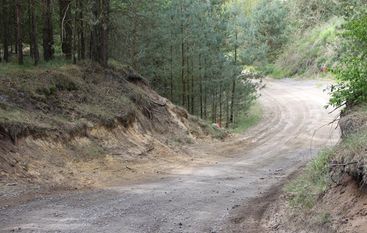 Die Einfahrt zur Geländelehrbahn. Hier erlernt man das Fahren auf unwegsamen Gelände. Der Schotter wird durch Sand ersetzt.