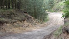 Die Einfahrt zur Geländelehrbahn. Hier erlernt man das Fahren auf unwegsamen Gelände. Der Schotter wird durch Sand ersetzt.