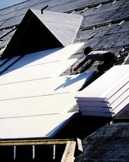 Bei der sogenannten Aufsparrendämmung erhält das Dach eine lückenlose, schützende Haube ohne Wärmebrücken.
Foto: djd/IVH Industrieverband Hartschaum e.V.