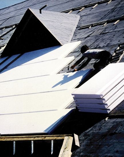 Bei der sogenannten Aufsparrendämmung erhält das Dach eine lückenlose, schützende Haube ohne Wärmebrücken.
 Foto: djd/IVH Industrieverband Hartschaum e.V.