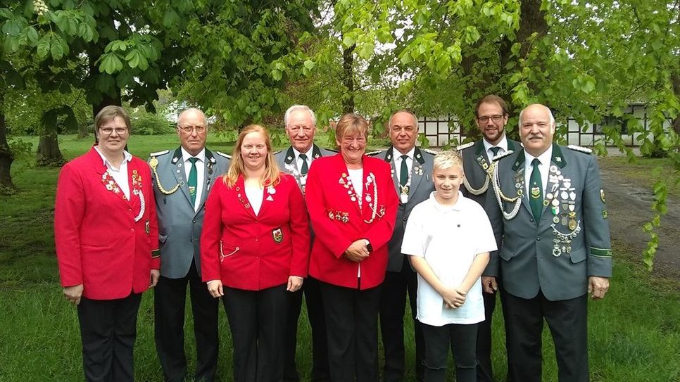 Vizepräsidentin Ute Dieckmann-Wellbroch und Präsident Detlef Groth mit den neuen Würdenträgern (v.l.): Ute Dieckmann-Wellbrock, Willi Maack, Sabrina Volkmann, Hans-Peter Hagenah, Petra Schriefer, Rainer Rohr, Jannik Thobaben, Martin Wellbrock und Detlef Groth. Foto: eb