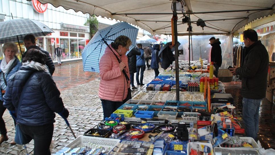 Es gibt kein schlechtes Wetter, nur die falsche Kleidung - unter dem Motto lief der Ladenhütermarkt in Bremervörde. Fotos: uml