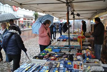 Es gibt kein schlechtes Wetter, nur die falsche Kleidung - unter dem Motto lief der Ladenhütermarkt in Bremervörde. Fotos: uml