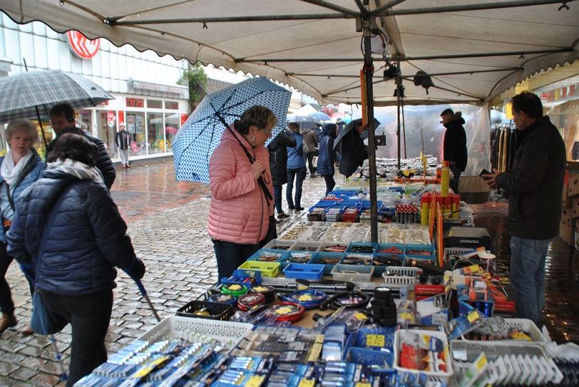Es gibt kein schlechtes Wetter, nur die falsche Kleidung - unter dem Motto lief der Ladenhütermarkt in Bremervörde. Fotos: uml