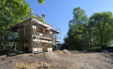 Das Technikhaus ist bald fertiggestellt und wird zum Abschluss mit Holz verschalt. Der Charakter der Freilichtbühne soll auf alle Fälle erhalten bleiben.  Foto: mr