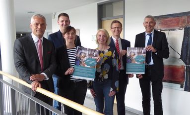 Stefan Horeis, Carolin Novak, Bastian Grimm, Nicola Illing, Stefan Kalt und Bürgermeister Torsten Rohde (v.li.) werben für eine Teilnahme am Wirtschaftspreis 2019.  Foto: hc