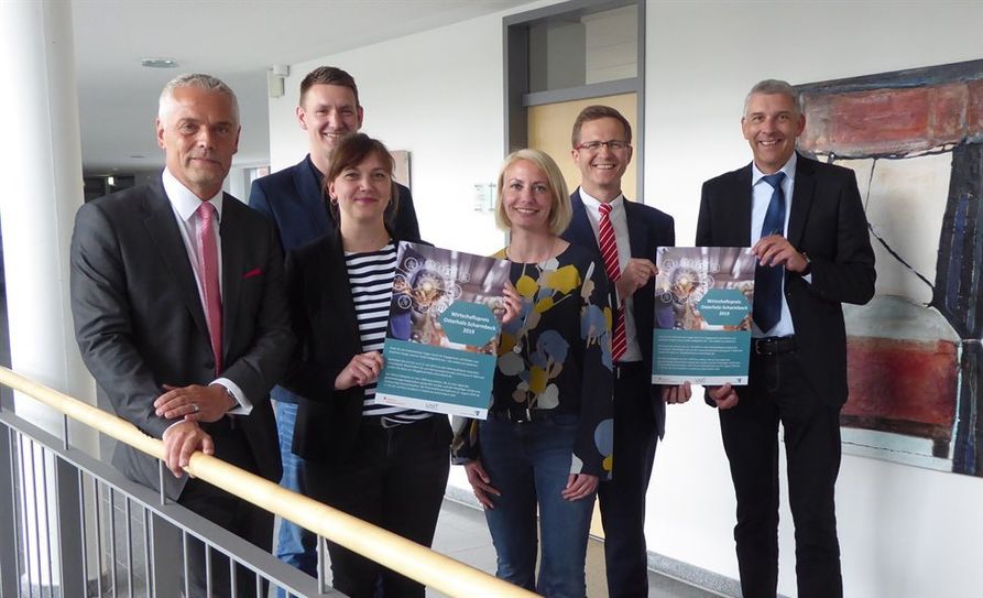 Stefan Horeis, Carolin Novak, Bastian Grimm, Nicola Illing, Stefan Kalt und Bürgermeister Torsten Rohde (v.li.) werben für eine Teilnahme am Wirtschaftspreis 2019.  Foto: hc