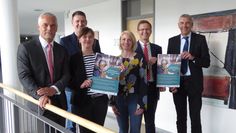 Stefan Horeis, Carolin Novak, Bastian Grimm, Nicola Illing, Stefan Kalt und Bürgermeister Torsten Rohde (v.li.) werben für eine Teilnahme am Wirtschaftspreis 2019.  Foto: hc