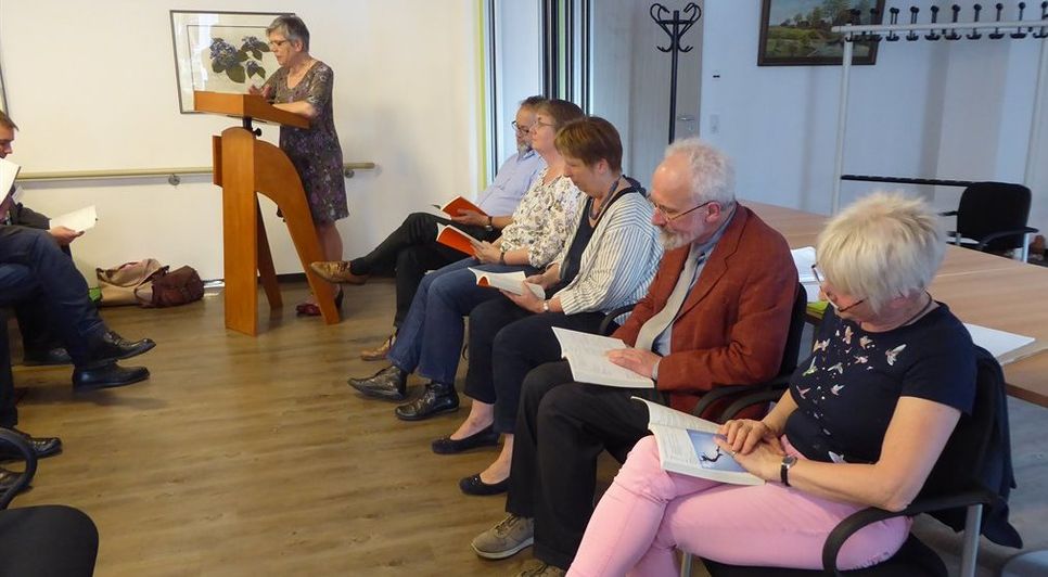 Die Vorstandsmitglieder Anke Kister, Detlef Schobeß, Heike Schumacher, Birgit Spörl und Jens Garbade (v.re.) begrüßen mit Jutta Rühlemann (li.) die Tagungsteilnehmer/innen des Kirchenkreistages. Foto. hc