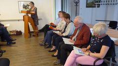 Die Vorstandsmitglieder Anke Kister, Detlef Schobeß, Heike Schumacher, Birgit Spörl und Jens Garbade (v.re.) begrüßen mit Jutta Rühlemann (li.) die Tagungsteilnehmer/innen des Kirchenkreistages. Foto. hc