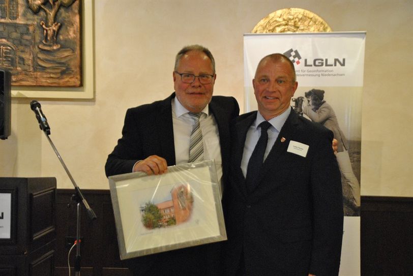 Bremervördes Bürgermeister Fischer bedankte sich bei Rüdiger Melzer für die langjährige Zusammenarbeit. Foto: uml