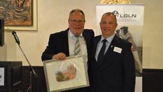 Bremervördes Bürgermeister Fischer bedankte sich bei Rüdiger Melzer für die langjährige Zusammenarbeit. Foto: uml