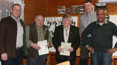 Hegeringleiter Uwe Müller (l.), Schriftführer Frank Baack (2.v.r.) mit den geehrten Mitgliedern Manfred Sander, Werner Hadeler und Julius Smitter.  Foto: sla