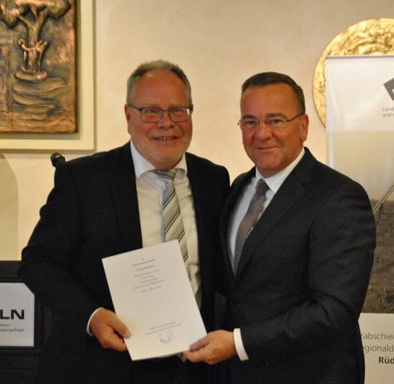 Der Innenminister Boris Pistorius dankte Rüdiger Melzer für seine langjährige Arbeit im Landesdienst. foto: uml