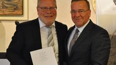 Der Innenminister Boris Pistorius dankte Rüdiger Melzer für seine langjährige Arbeit im Landesdienst. foto: uml