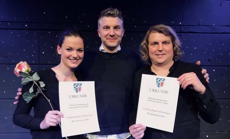 Das prämierte Stück „Wasserstoffemelonen“ von Leon Engler (Mitte) wird am 11. Mai im Ludwig-Harms-Haus mit den Schauspielern Michaela Weingartner und Franz-Xaver Zeller aufgeführt. Foto: eb