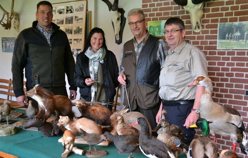 Harm Mattfeldt, Torsten Wischhusen (ganz links und zweiter von rechts) prüfen Lina Batvenkovaite im Fachgebiet „Wildtierkunde“. Rechts im Bild Kreisjägermeister Heiko Ehing.  Foto: ui