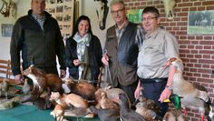 Harm Mattfeldt, Torsten Wischhusen (ganz links und zweiter von rechts) prüfen Lina Batvenkovaite im Fachgebiet „Wildtierkunde“. Rechts im Bild Kreisjägermeister Heiko Ehing.  Foto: ui