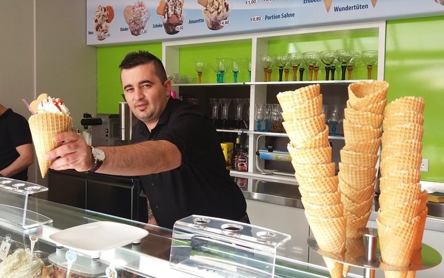 Selbstgemachte Eissorten: Dimitri Spyrollari reicht zukünftig leckeres Eis in Ritterhude über den Tresen. Foto: eb.