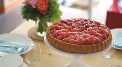 Warum nicht einmal einen Kuchen backen. Die Mama freut sich ganz sicher darüber, wenn sie mit einem leckeren Stück Erdbeerkuchen überrascht wird. Foto: pixabay.com/akz-o