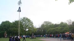Dem Spektakel auf den Barther Wiesen wohnten zahlreiche Gäste bei, die danach noch ausgiebig bei Bratwurst und Getränken feierten. Foto: af