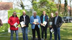 „Ohne uns werden sie nicht satt“ - Gemeindevertreter und Landwirte vor dem Plaktat der Kampagne Echt grün-Eure Landwirte, um das Ansehen der Landwirtschaft zu stärken.  Foto: pvio
