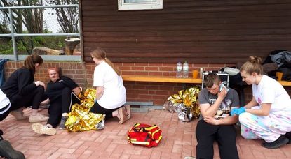 Die JRKler fanden eine gestellte Unfallsituation auf und leisteten sofort Erste Hilfe. Foto: dcl