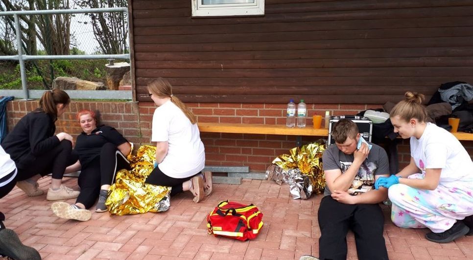 Die JRKler fanden eine gestellte Unfallsituation auf und leisteten sofort Erste Hilfe. Foto: dcl
